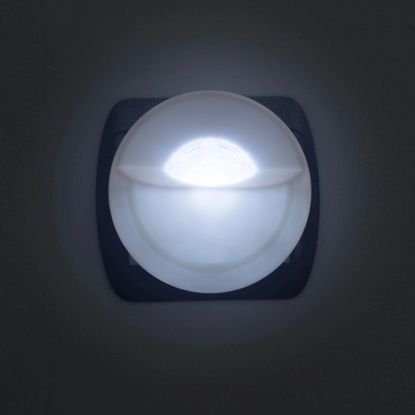 LED nočné svetlo Phenom so svetelným senzorom