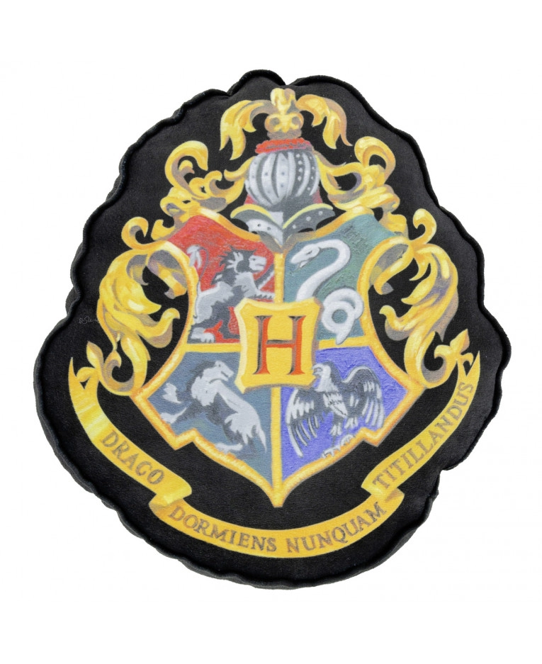 E-shop Vankúšik Harry Potter - erb Rokfortu, čierny 37x32x5 cm LICENCOVANÝ ORIGINÁLNY VÝROBOK