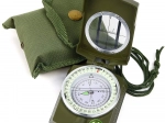 Prizmatický vojenský kompas s kovovým puzdrom