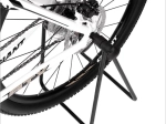 Skladací servisný stojan na zadné koleso pre bicykel