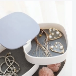 Viacúrovňová šperkovnica biela