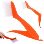 Kefka so škrabkou na čistenie štrbín a drážok